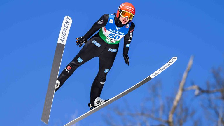 Selina Freitag springt zum Auftakt der WM-Generalprobe in Hinzenbach auf das Podest.