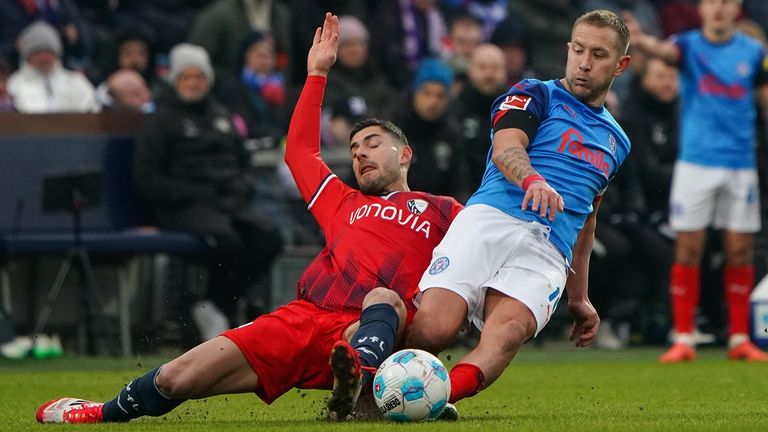 Bochums Georgios Masouras (l.) im Kampf um den Ball mit Kiels Lewis Holtby.