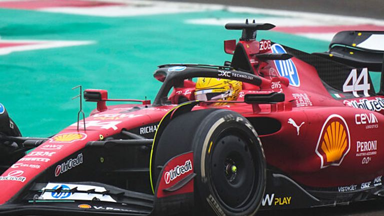 Lewis Hamilton im Ferrari bei den Testfahrten LIVE auf Sky.