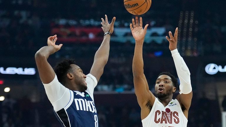 Clevelands Donovan Mitchell (r.) kommt gegen Olivier-Maxence Prosper von den Dallas Mavericks zum Wurf.