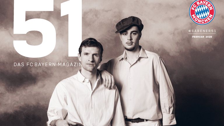 Thomas Müller & Aleksandar Pavlovic posieren anlässlich des 125-jährigen Jubiläumsjahr des FC Bayern im Retro-Look für das Cover des FCB-Magazins. (Bildquelle: Fritz Beck / FCB-Magazin 51)