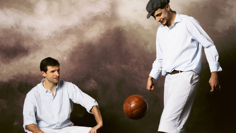Aleksandar Pavlovic spielt mit einem Lederball. (Bildquelle: Fritz Beck / FCB-Magazin 51)