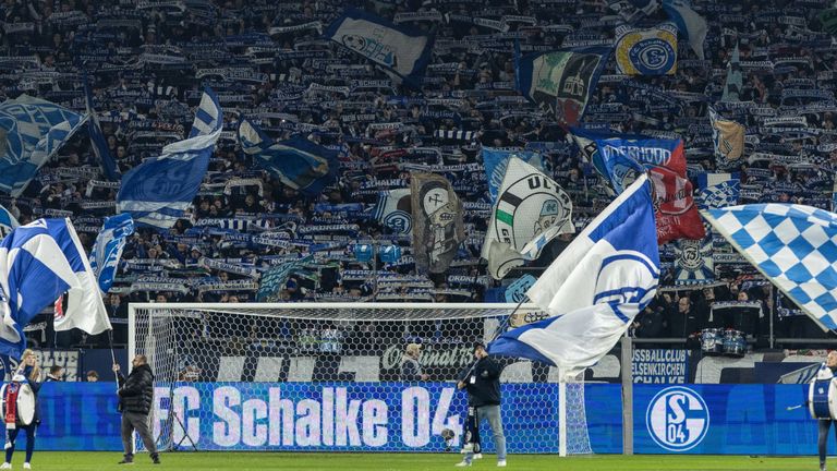 Warnstreiks angekündigt: Die Fans von Schalke und Münster müssen sich am Freitagabend auf lange Wartezeiten und Staus bei der An- und Abreise zur Veltins-Arena einstellen. 