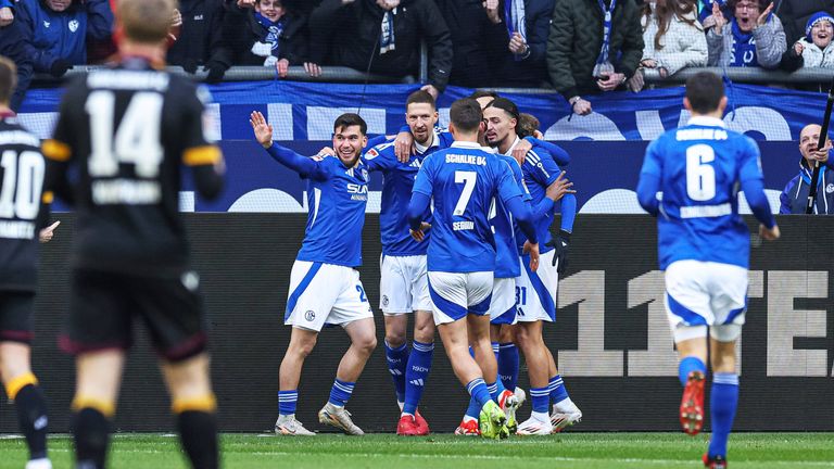 Schalke 04 gewinnt gegen den Karlsruher SC.