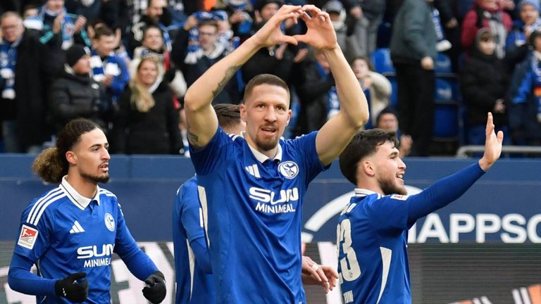 Für die Bundestagswahl am Sonntag läuft Schalke mit einem besonderen Trikot auf.