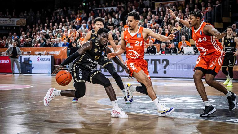 Barra Njie (l.) gelingt mit Braunschweig die Revanche für die Niederlage bei Vechta.