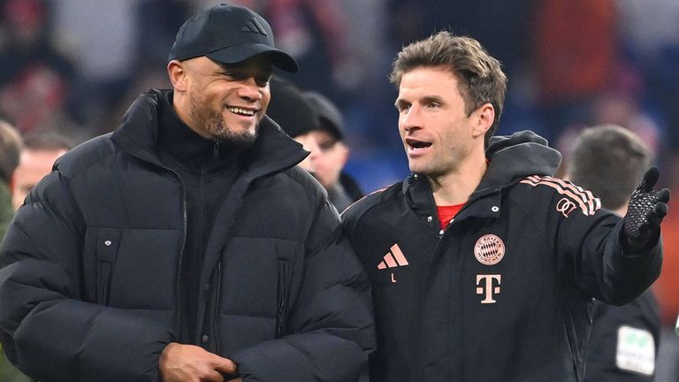 Vincent Kompany (l.) reagiert gelassen auf die Kritik von Lothar Matthäus bezüglich des 24-Sekunden-Einsatzes von Thomas Müller in der Champions League gegen Celtic Glasgow.