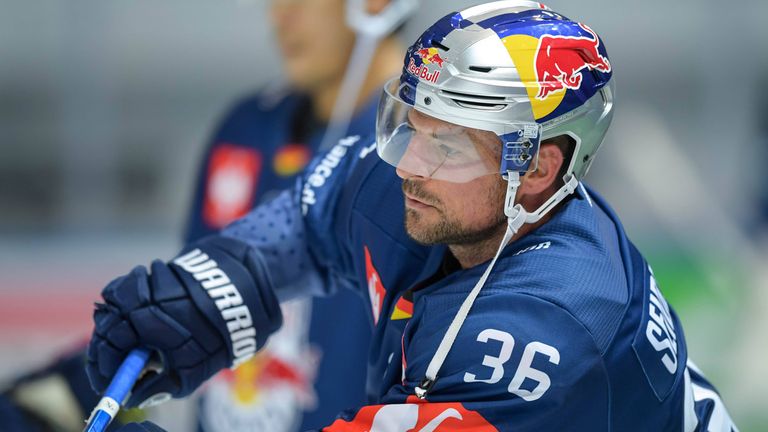 Yannic Seidenberg (hier im Trikot des EHC Red Bull München) setzt seine Spielerkarriere nach einer langen Dopingsperre bei den Kassel Huskies in der DEL2 fort.