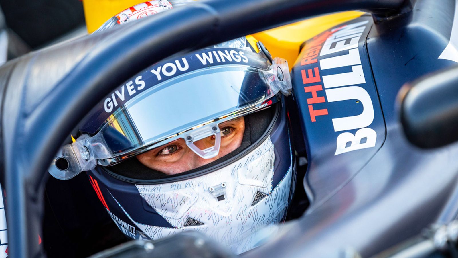 Tim Tramnitz rast in die Punkte im Hauptrennen der Formel 3 in ...