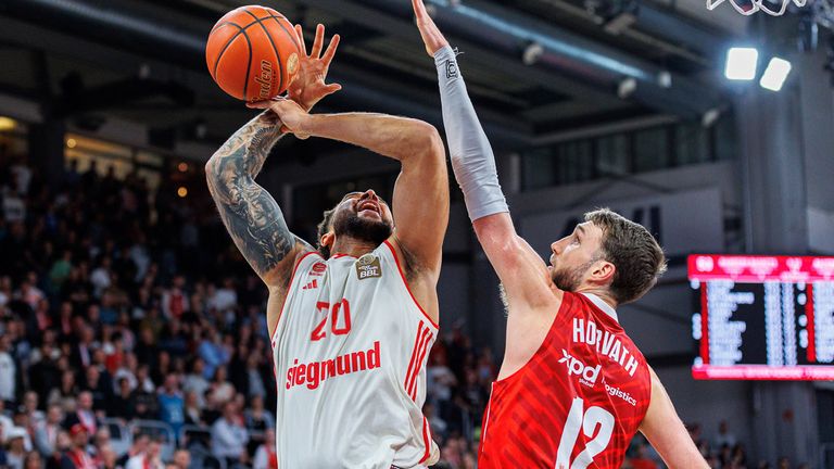 Tabellenführung futsch! Die Bayern-Basketballer um Elias Harris (r.) verlieren überraschend gegen Bamberg.