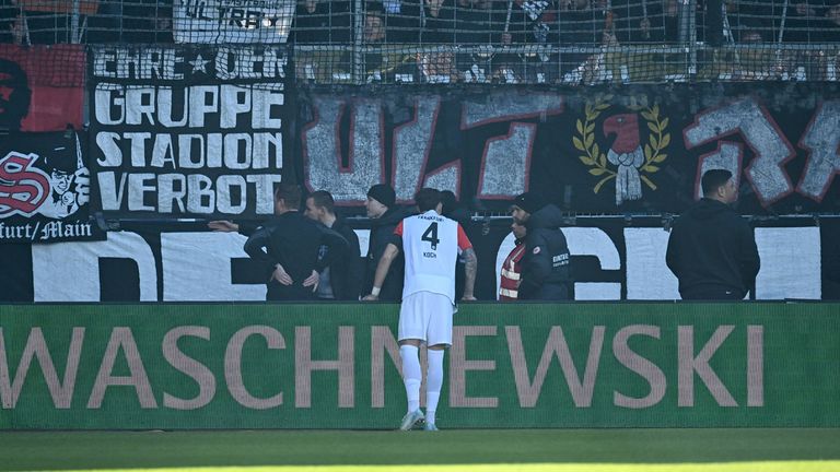 Das Spiel in Bochum kann nicht angepfiffen werden, da Frankfurt-Banner die Fluchttore versperren.