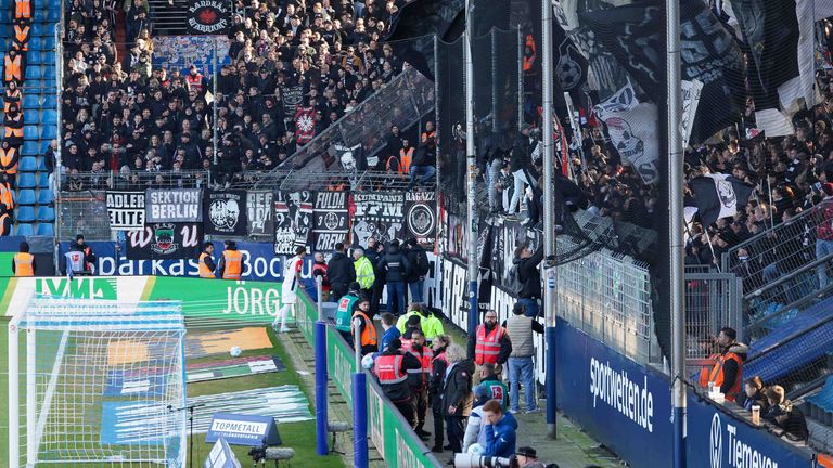 Die Fans von Eintracht Frankfurt verzögern mit ihren Banner den Anpfiff in Bochum.