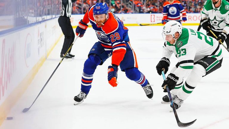 Leon Draisaitl feiert mit den Oilers den nächsten Sieg.