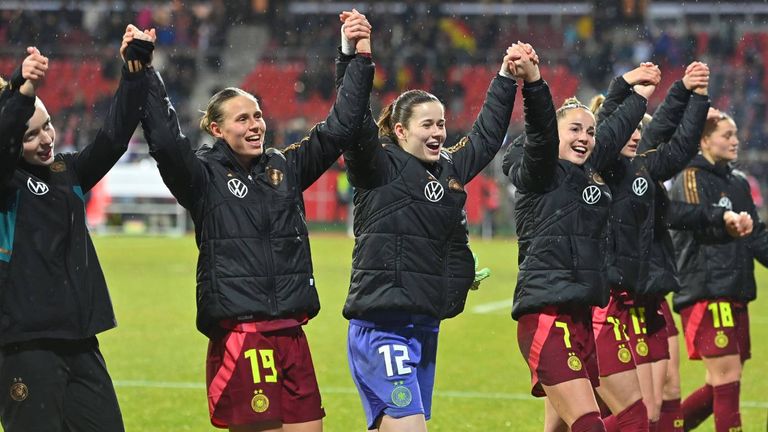 Die deutschen Frauen bleiben auf Platz drei der FIFA-Weltrangliste bestehen. Bereits im Dezember hatten sie diese Positionierung erstmals erhalten. 