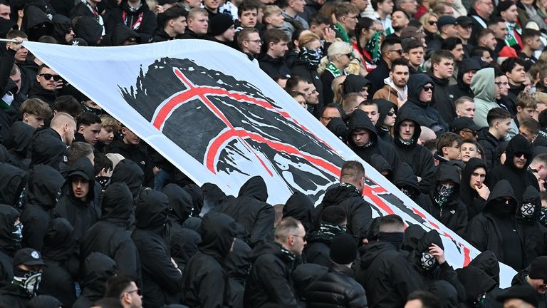 Die Fans von Hannover 95 sorgten beim Niedersachsen-Derby gegen Eintracht Braunschweig für einen Eklat.