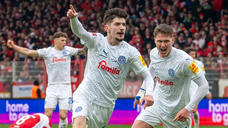 Holstein Kiel bejubelt in Berlin den ersten Auswärtssieg in der Bundesliga.