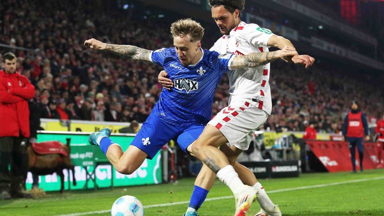 Luca Marseiler (SV Darmstadt 98) im Zweikampf mit Max Finkgräfe (1. FC Köln).