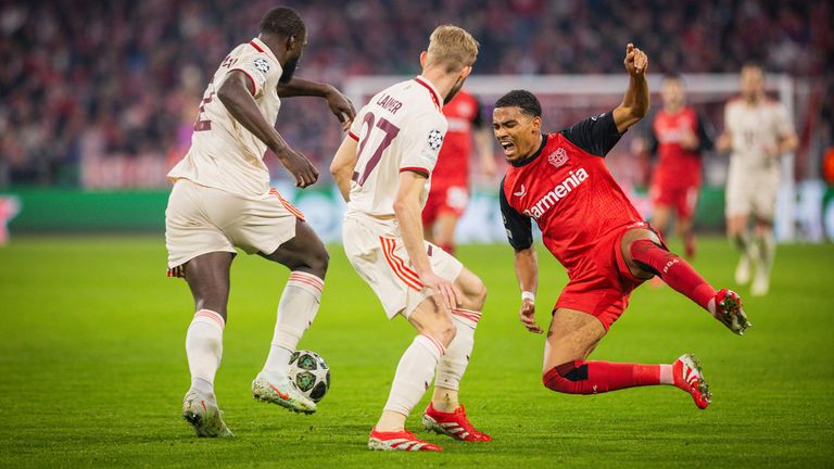 Bayer Leverkusen um Amine Adli (r.) braucht in der Champions League im Achtelfinal-Rückspiel gegen Bayern München nach der 0:3-Pleite im Hinspiel ein Mega-Comeback. 