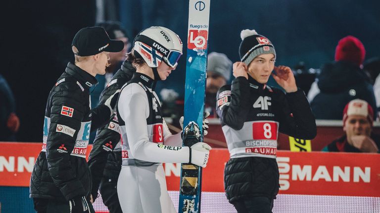 Marius Lindvik (Mitte) und Johann Andre Forfang (rechts) wurden nach dem Anzug-Skandal von der FIS suspendiert.