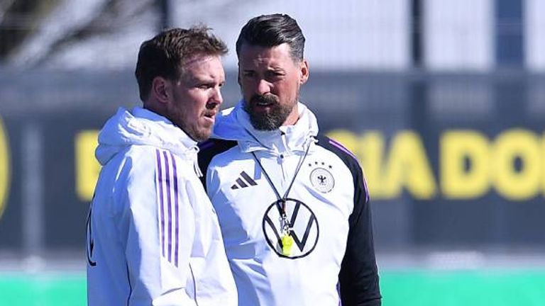 Bundestrainer Julian Nagelsmann (l.) lässt seine Aufstellung für das Nations-League-Duell mit Italien offen.