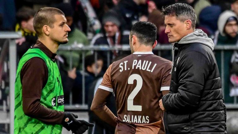 Der FC St. Pauli und Trainer Alexander Blessin (r.) stecken in einer sportlichen Krise fest.