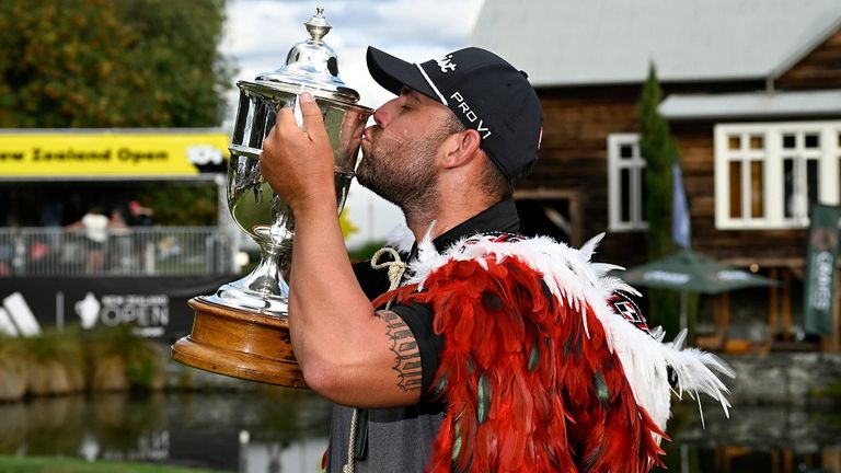 Ryan Peake küsst den Pokal beim Gewinn der New Zealand Open.