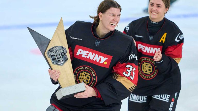 Sandra Abstreiter gewann mit der deutschen Frauen-Nationalmannschaft den Deutschland Cup 2024.