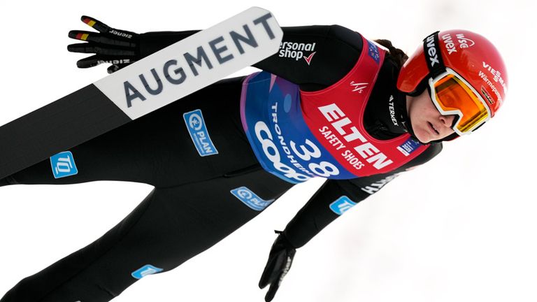 Skispringerin Selina Freitag gewinnt Silber auf der Großschanze bei der Nordischen Ski-WM.