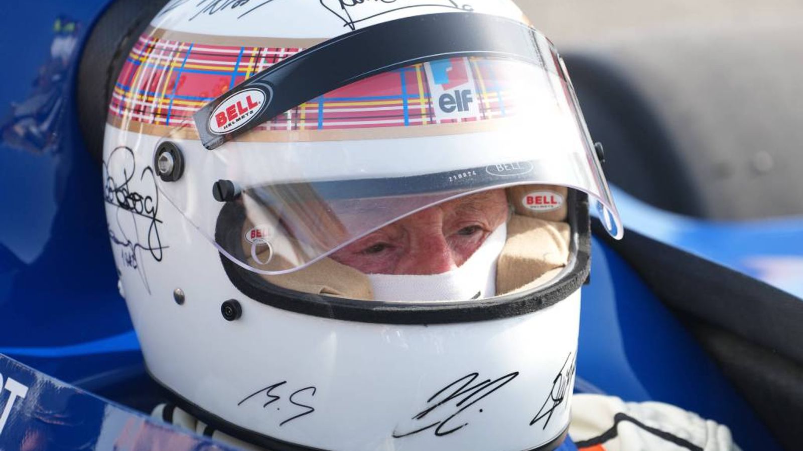 Michael Schumacher unterschreibt Helm für einen wohltätigen Zweck