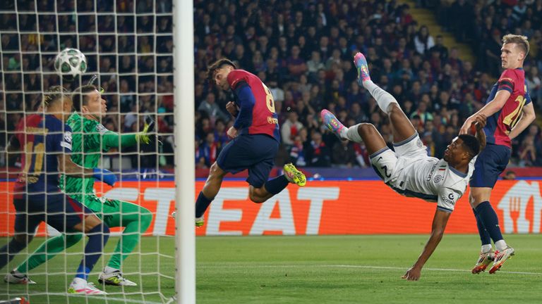 Denzel Dumfries (2.v.r.) erzielt beim Spektakel zwischen Barca und Inter eines von vielen Traumtoren!