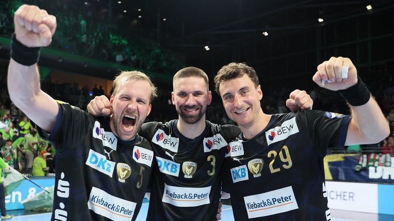 Die Füchse-Spieler Max Darj (von l.), Fabian Wiede und Lukas Herburger freuen sich über den Einzug ins Final Four der Champions League.
