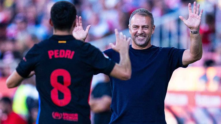 Hansi Flick (r.) und Pedri freuen sich über ein Tor des FC Barcelona.