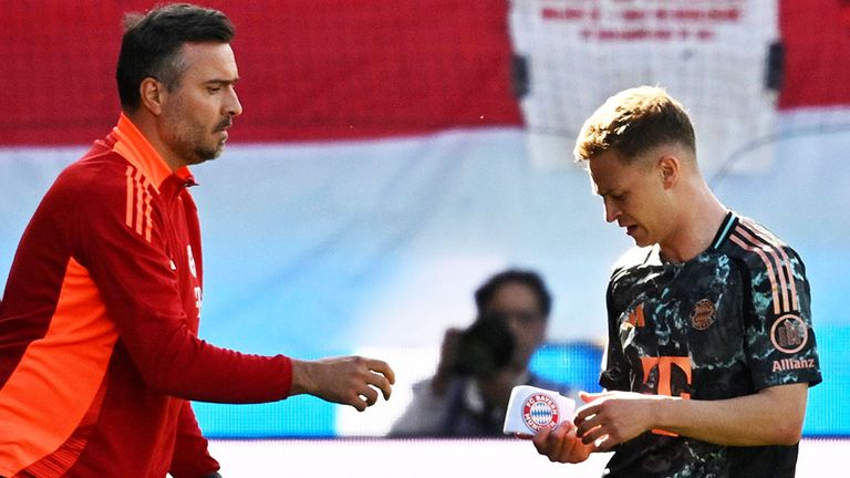 Joshua Kimmich (r.) holt sich hier die Kapitänsbinde von der Bayern-Bank ab.