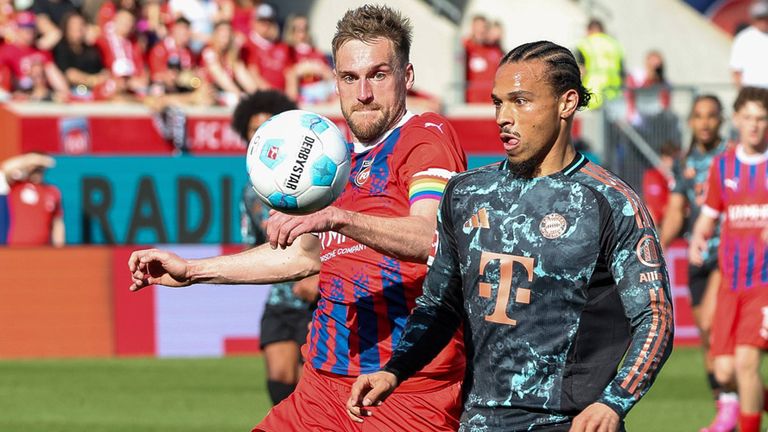 Verlängert Leroy Sane (r.) beim FC Bayern? Sein Vertrag läuft im Sommer aus.