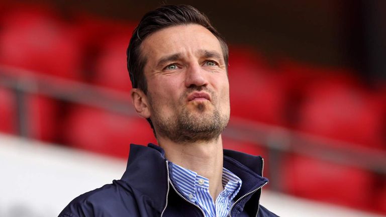 S04-Vorstandsboss Matthias Tillmann hat auf die Kritik des scheidenden Trainers Kees van Wonderen reagiert.