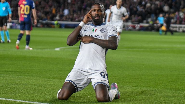 Inter-Stürmer Marcus Thuram bejubelt sein Tor gegen Barcelona.
