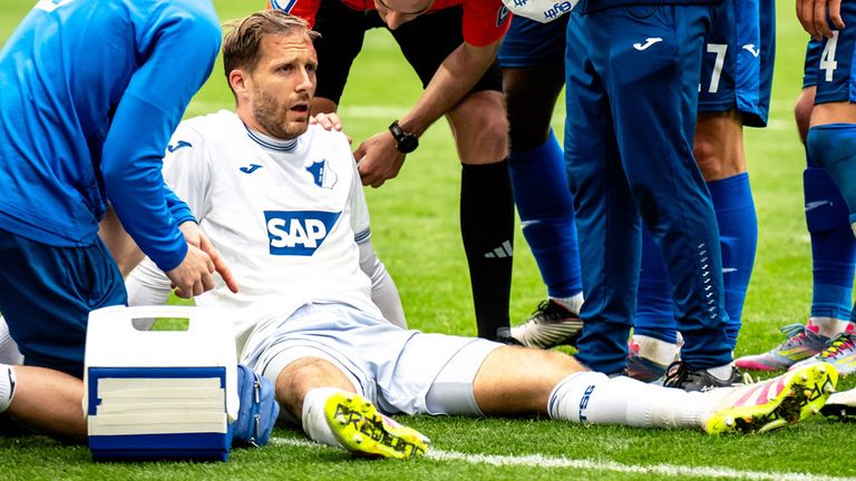 TSG-Keeper Oliver Baumann (am Boden) verletzte sich im Spiel gegen den BVB am Kopf.