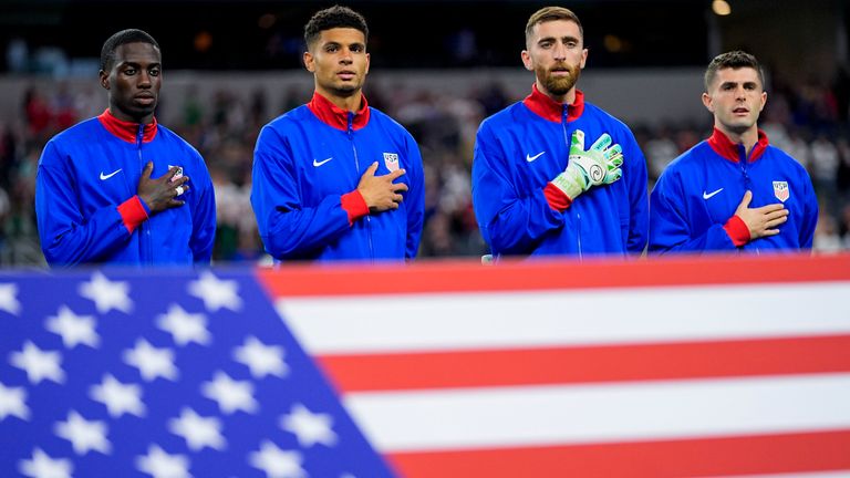Bei der Nationalhymne der USA wird traditionell mit Hand am Herzen gesungen.