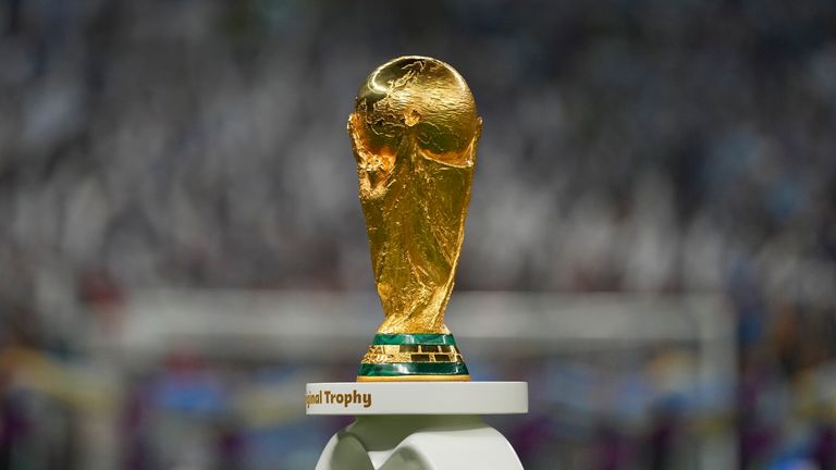Das Symbol des Weltfußball: der WM-Pokal