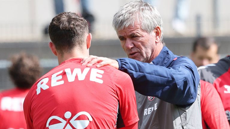Trainer Friedhelm Funkel (r.) soll den 1. FC Köln zurück in die Bundesliga führen.