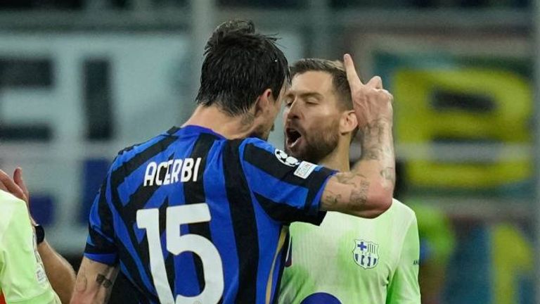 Acerbi (l.) und Martinez (r.) geraten nach dem Tor von Calhanoglu aneinander.