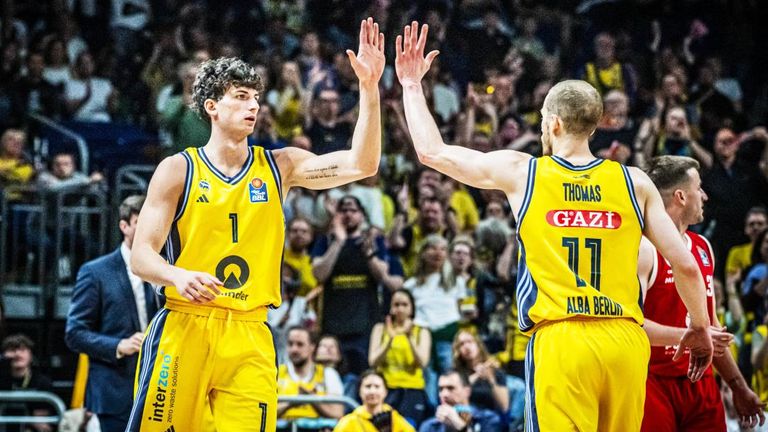 Alba Berlin feiert einen Sieg beim Play-In-Tournament gegen den MBC.