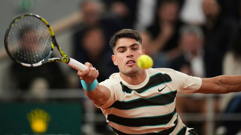 Carlos Alcaraz zieht nach kurzem Wackler in die dritte Runde der French Open ein.