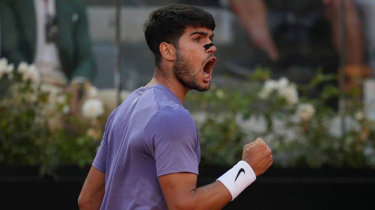 Carlos Alcaraz schlägt Jannik Sinner im Finale in Rom.