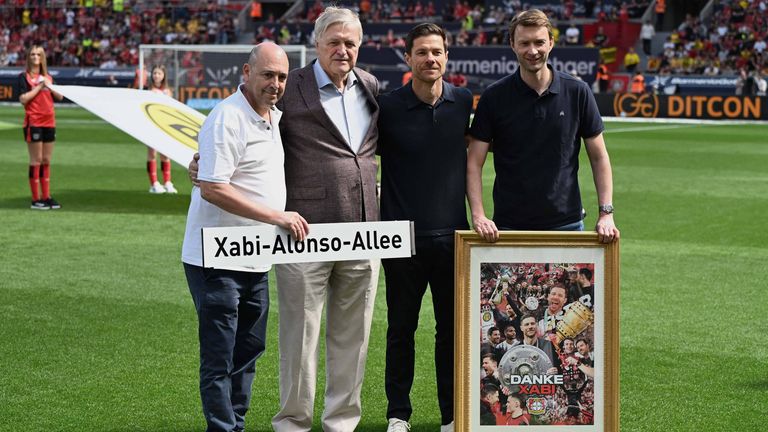 Xabi Alonso ist bei Bayer Leverkusen emotional verabschiedet worden.