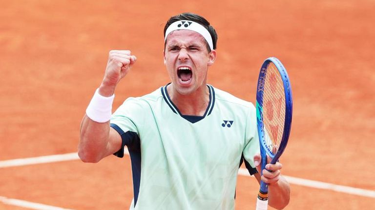 Daniel Altmaier gewinnt überraschend in der ersten Runde bei den French Open gegen Top-Vier-Spieler Taylor Fritz. 