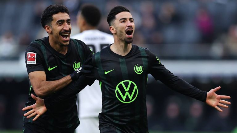 Der VfL Wolfsburg stellt neues Heim- und Auswärtstrikot vor.