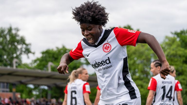 Jubel zum Tor zum 1:0 durch Nicole Anyomi.