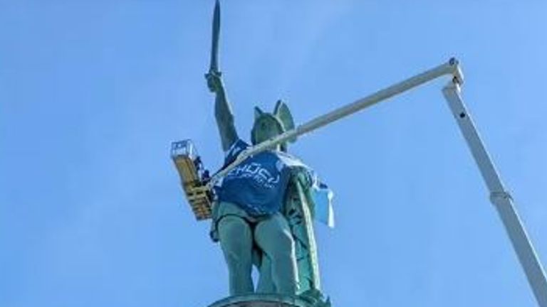 Das Hermannsdenkmal bekommt ein überdimensionales Bielefeld-Trikot übergestreift - Quelle: Instagram/Hermannsdenkmal.