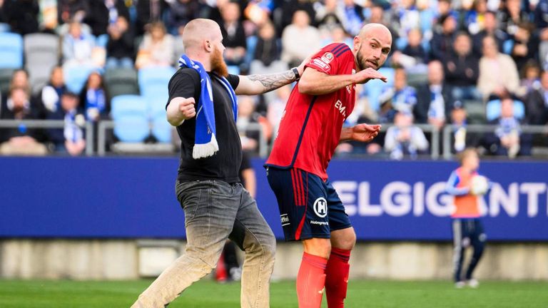 Starke Hedlund vom schwedischen Erstligisten Östers Växjö ist im Spiel gegen Göteborg von einem Fan attackiert worden.